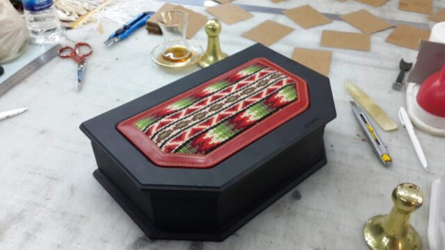 Geleneksel dokuma desenleriyle süslenmiş bu özel kutu, el işçiliğiyle ahşap ve deri detayların buluştuğu zarif bir tasarım sunuyor. Hem dekoratif hem işlevsel.