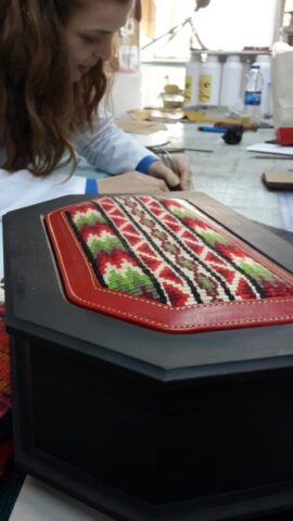 Didar Art atölyesinde her ürün, ustalıkla ve büyük bir titizlikle hayat bulur. Geleneksel motifler, modern detaylarla birleşerek benzersiz objelere dönüşür.