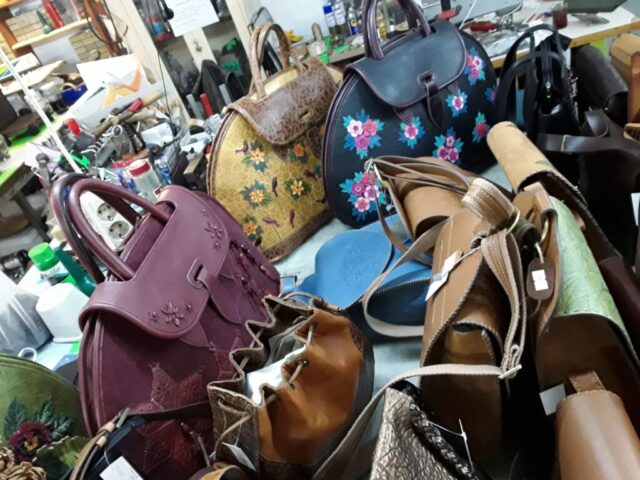 Didar Art çantaları, el işçiliği ve deri sanatının zarif birleşimidir. Her biri özgün desenlerle işlenmiş bu çantalar, hem fonksiyonel hem de stil sahibi bir duruş sunar.