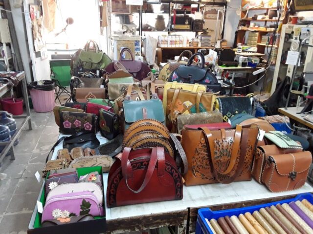 Didar Art atölyesinden çıkan bu eşsiz çantalar, farklı tekniklerle işlenmiş deri yüzeyler ve geleneksel motiflerle buluşuyor. Her biri el emeğiyle şekillenen çantalar, sanatı günlük yaşama taşıyor.