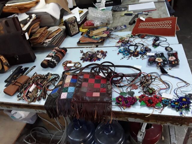 Didar Art’ın renkli dünyasında, el yapımı aksesuarlar her biri özgün detaylarla hayat buluyor. Deri bileklikler, kolyeler ve patchwork çantalar; geleneksel motiflerle çağdaş tasarımı buluşturuyor.