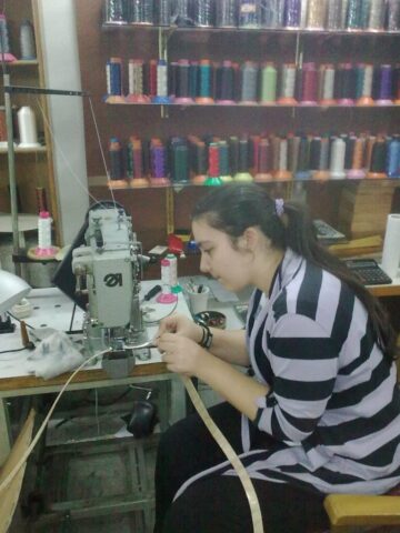 Her dikiş, sabırla işlenen bir detaydır. Didar Art’ta usta ellerle bir araya gelen iplikler, her ürünü eşsiz bir hikâyeye dönüştürür.