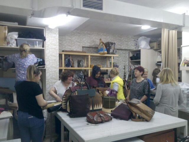 Saf deri üzerine el işçiliğiyle işlenmiş motiflerle süslenen çantalar, Didar Art eğitim atölyesinde hayat buluyor. Geleneksel zanaat ile modern estetiği birleştiren bu ürünler, sınırlı sayıda ve büyük bir özenle üretilir.