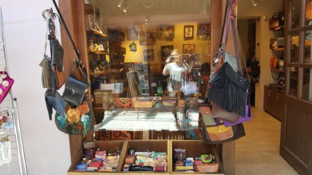 Doğal deri üzerine el işçiliğiyle işlenmiş süslemelerle donatılan çantalar, Didar Art dükkanında göz kamaştırıyor. Geleneksel zanaatı modern zarafetle birleştiren bu ürünler, sınırlı sayıda ve büyük bir titizlikle sunuluyor.