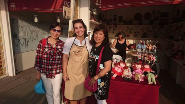 Doğal deri ile zarif detaylarla süslenmiş çantalar, Didar Art fuar standında ziyaretçileri büyülüyor. Geleneksel el işçiliğini modern şıklıkla buluşturan bu ürünler, sınırlı sayıda ve büyük bir özenle sergileniyor.