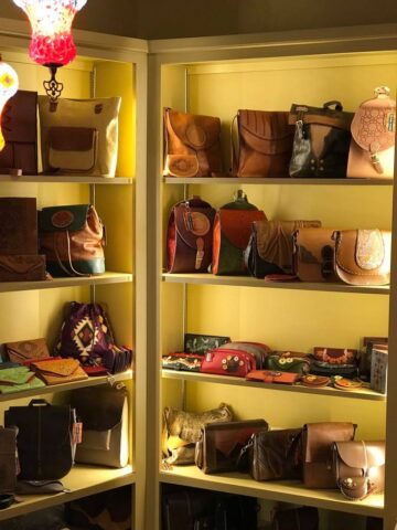 Doğal deri üzerine özenle işlenmiş motiflerle süslenen çantalar, Didar Art koleksiyonunda zarafeti yansıtıyor. Geleneksel el işçiliğini çağdaş tasarımlarla buluşturan bu ürünler, sınırlı sayıda ve büyük bir titizlikle sunuluyor.