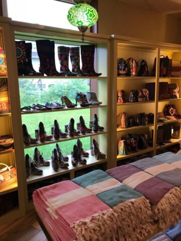 Doğal deri üzerine özenle işlenmiş motiflerle süslenen çantalar, Didar Art koleksiyonunda zarafeti yansıtıyor. Geleneksel el işçiliğini çağdaş tasarımlarla buluşturan bu ürünler, sınırlı sayıda ve büyük bir titizlikle sunuluyor.