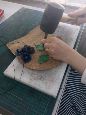 Doğal deri üzerine el işçiliğiyle şekillendirilen çiçek ve yaprak motifleri, Didar Art atölyesinde ustalıkla işleniyor. Geleneksel zanaat ile özgün tasarımları buluşturan bu ürünler, sınırlı sayıda ve büyük bir titizlikle üretilir.