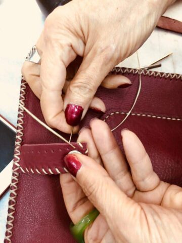 Doğal deri üzerine el dikişiyle özenle işlenen detaylar, Didar Art atölyesinde ustalıkla şekilleniyor. Geleneksel zanaat ile dayanıklılığı buluşturan bu çantalar, sınırlı sayıda ve büyük bir titizlikle üretilir.