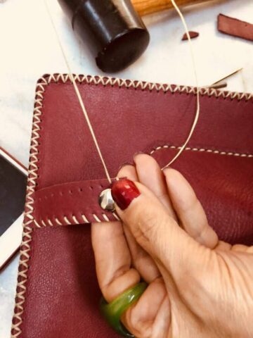 Doğal deri üzerine el dikişiyle özenle işlenen detaylar, Didar Art atölyesinde ustalıkla şekilleniyor. Geleneksel zanaat ile dayanıklılığı buluşturan bu çantalar, sınırlı sayıda ve büyük bir titizlikle üretilir.