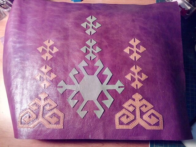 Doğal deri üzerine el işçiliğiyle işlenen geleneksel motifler, Didar Art çantalarında zarif bir uyum sunuyor. Mor tonlarıyla öne çıkan bu tasarım, Anadolu desenlerinden ilham alıyor ve sınırlı sayıda, büyük bir titizlikle üretiliyor.