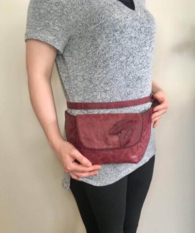 Bel çevresine rahatlıkla takılabilen bu el yapımı deri çanta, hem fonksiyonel hem şık bir kullanım sunuyor. Kırmızı tonlardaki doğal deri üzerine işlenmiş yaprak motifi, tasarıma estetik bir detay katarken; el dikişiyle oluşturulmuş kenar detayları ürüne zarif bir zanaatkârlık dokunuşu kazandırıyor. Günlük kullanım için ideal olan bu çanta, hem şehirde pratik bir çözüm arayanlar hem de özgün tasarımları sevenler için dikkat çekici bir seçenek.