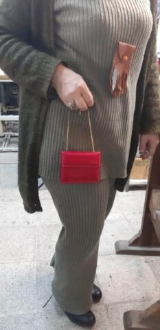 Eğitim katılımcımızın kendi emeğiyle tasarlayıp ürettiği bu şık kırmızı çanta, minimal tasarımı ve zarif altın renkli zinciriyle öne çıkıyor. Canlı rengi sayesinde dikkat çekerken, zarif formuyla günlük kullanımda ya da özel davetlerde rahatlıkla tercih edilebilecek bir aksesuara dönüşüyor. Katılımcımızın bu başarılı çalışması, hem teknik becerisini hem de estetik bakış açısını yansıtıyor.