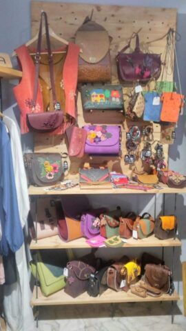 El yapımı çanta ve aksesuarların sergilendiği bu stand, eğitim sürecinde katılımcılarımız tarafından üretilen özgün tasarımları gözler önüne seriyor. Deriyle yapılan çanta, cüzdan ve anahtarlık gibi ürünler; renkli, yaratıcı ve estetik detaylarla bezenmiş durumda. Her bir parça, katılımcıların el emeği, tasarım becerisi ve öğrendikleri tekniklerle hayat bulmuştur. Bu çeşitlilik, kursiyerlerimizin kendi tarzlarını yansıttığı bir vitrin niteliğindedir.