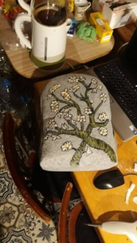 Doğadan ilham alınarak tasarlanmış bu sırt çantası, keçe yüzeyine işlenen çiçekli ağaç motifiyle zarif ve huzur verici bir estetik sunuyor. El emeğiyle hazırlanan bu tasarım, doğallığı ve el işçiliğini ön plana çıkarırken, aynı zamanda fonksiyonelliğiyle de günlük kullanım için ideal bir seçenek oluşturuyor. Bu tarz çalışmalar, kullanıcıya hem görsel hem de duygusal bir bağ kurma fırsatı veriyor.