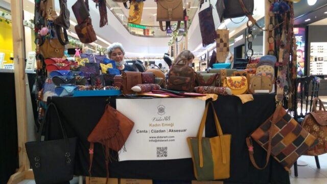 Alışveriş merkezinde kurulan standımızda, kadın emeğiyle hazırlanan özgün çanta, cüzdan ve aksesuar ürünlerimiz sergileniyor. Renkli ve çeşitli tasarımların yer aldığı bu alan, DidarArt markasının el işçiliğiyle üretilmiş zarif detaylarını gözler önüne seriyor. Her ürün, hem işlevselliği hem de estetik dokusuyla dikkat çekiyor; ziyaretçiler için hem alışveriş hem de ilham veren bir keşif alanı sunuyor.