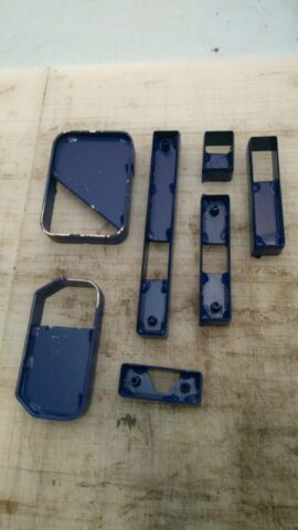 Bu kalıplar, el yapımı çanta üretiminde deri parçalarının standart ölçülerde kesilmesini sağlamak için kullanılıyor. Her bir form, farklı çanta ya da aksesuar parçalarının üretiminde işlev görüyor ve seri üretimde tutarlılığı artırıyor. Endüstriyel üretim sürecini el emeğiyle buluşturan bu araçlar, atölye çalışmaları için büyük kolaylık sağlar.