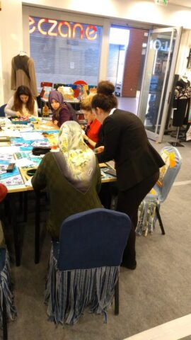 Didar Art atölyelerinde, katılımcılar hem geleneksel el sanatlarını öğreniyor hem de üretimin bir parçası oluyor. Her yaşa ve deneyim seviyesine uygun yaratıcı bir alan.