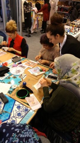 Her iğne bir hikâye anlatıyor… Didar Art atölyelerinde katılımcılar, geleneksel el sanatlarını çağdaş yorumlarla buluştururken keyifli ve üretken bir deneyim yaşıyor.