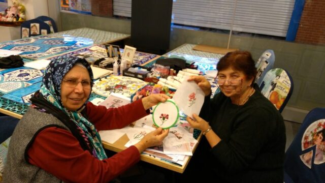 Didar Art atölyelerinde her yaşta üretmenin keyfi yaşanır. Katılımcılar el emeğiyle yarattıkları tasarımları gururla sergilerken, hem öğrenir hem de paylaşmanın mutluluğunu yaşar.