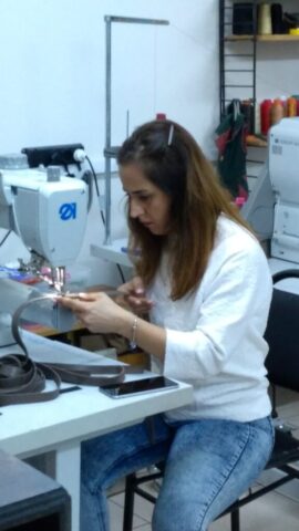 Didar Art’ta her detayda ustalık var. Deri işçiliğinde makineyle dikim aşaması, ürünlere hem sağlamlık hem de estetik katıyor. Geleneksel teknikler modern becerilerle buluşuyor.