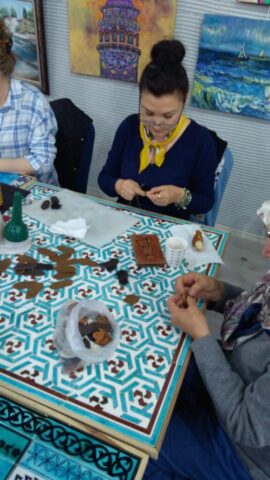 Didar Art atölyelerinde kadınlar bir araya gelerek deri parçalarıyla özgün ürünler tasarlıyor. El emeğiyle şekillenen bu süreç, üretimin hem sanatsal hem de toplumsal yönünü yansıtıyor.