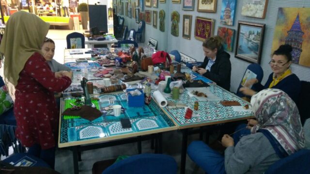 Didar Art atölyelerinde kadınlar yalnızca üretim yapmıyor; aynı zamanda birlikte öğreniyor, dayanışıyor ve yaratıcılıklarını ifade ediyor. Renkli deriler, iplikler ve doğal malzemeler kullanılarak çantalar, kutular, takılar ve daha pek çok el emeği ürün ortaya çıkıyor. Üretim süreci, geleneksel el işçiliği ile modern tasarım anlayışını buluşturuyor. Kesim, dikiş, montaj ve süsleme gibi aşamaların her biri titizlikle yürütülüyor. Bu atölye, hem el sanatlarına gönül verenlerin becerilerini geliştirdiği bir ortam hem de toplumsal fayda yaratan bir üretim modeli sunuyor.