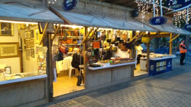 Etkinliklerde ve el emeği pazarlarında kurduğumuz bu özel stantlarda, ürünlerimizi birebir tanıtarak sizlerle buluşturuyoruz. El emeğini ve hikâyesini doğrudan deneyimleme fırsatı sunuyoruz.