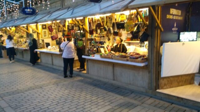 Açık hava etkinliklerinde kurduğumuz Didar Art stantlarında, birbirinden özgün el yapımı deri çantalar, aksesuarlar ve hediyelik ürünler doğrudan sizlerle buluşuyor. Ürünlerimizi yakından inceleyebilir, üreticileriyle birebir sohbet edebilir ve el emeğinin değerini yerinde hissedebilirsiniz. Her ürün, atölyemizde sevgiyle hazırlanmış, özel tasarımların bir parçasıdır.