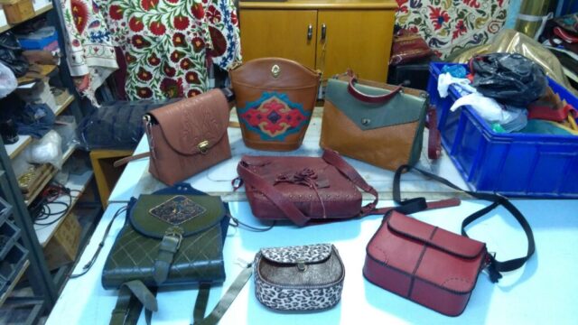 Her biri farklı bir hikâye anlatan bu el yapımı çantalar, geleneksel deri işçiliği ile modern tasarımın buluşma noktasıdır. Atölyemizde usta ellerde şekillenen çantalarımızda; kabartma desenler, etnik motifler, renk kontrastları ve doğal dokular öne çıkar. Üretimde, kaliteli doğal deri ve el dikişi teknikleri tercih edilerek dayanıklılık ve estetik birlikte sunulur. Sınırlı sayıda üretilen bu çantalar, tarzınızı yansıtan eşsiz parçalar olarak günlük kullanımda ya da özel günlerde rahatlıkla tercih edilebilir.