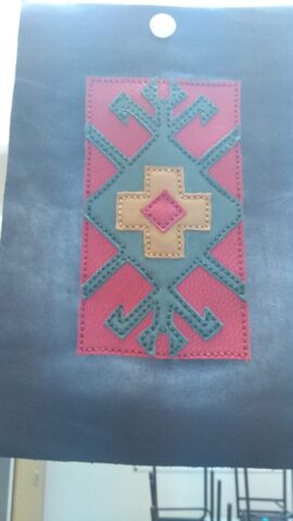 Bu özel el yapımı deri cüzdan, Anadolu'nun köklü kültüründen esinlenerek tasarlanmış bir motifle süslenmiştir. Her bir renk parçası ayrı ayrı kesilmiş ve özenle dikilerek motifin dokusu zenginleştirilmiştir. Geometrik desen, Türk halı ve kilim sanatındaki "hayat ağacı" ve "koruyucu" sembollerden ilham alır. Dayanıklı doğal deri üzerine uygulanan bu motif, hem estetik hem de kültürel bir derinlik sunar.