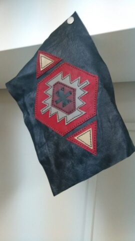 Bu motif, Orta Asya’dan Anadolu’ya taşınan kadim yıldız formlarının çağdaş bir yorumudur. Ortadaki çok kollu yıldız, bilgeliği ve yön bulmayı simgelerken çevresindeki zikzak detaylar enerji ve hareketi temsil eder. Kırmızı ve siyahın güçlü kontrastı, tasarıma hem derinlik hem de modern bir duruş kazandırır. Her parça özenle el kesimiyle hazırlanmış, farklı renklerde hakiki deri katmanlarla monte edilmiştir. Bu motif, deri çanta ve aksesuarlarınıza hem kültürel bir derinlik hem de etkileyici bir estetik sunar.