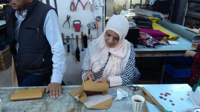 Eğitim Atölyelerimizden bir kare: El emeğine ve mesleki gelişime verdiğimiz değerle, her ürünü yalnızca üretmiyor; aynı zamanda öğretmeyi de misyon ediniyoruz. Bu karede, eğitim atölyemizde bir katılımcımız deri çanta yapımının temel tekniklerini öğrenirken görülüyor. Dikiş, kesim ve montaj süreçleri; alanında deneyimli ustalarımızın rehberliğinde, birebir uygulamalı olarak aktarılıyor. Eğitimlerimizde hem geleneksel Türk deri işçiliğini yaşatıyor hem de kadın istihdamına katkı sunuyoruz. Her çanta sadece bir ürün değil, aynı zamanda paylaşılan bir bilgi, aktarılan bir tecrübe ve elden ele geçen bir değer taşıyor.