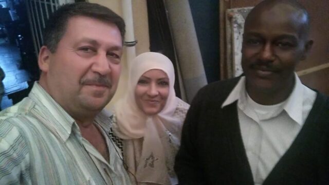 Usta-Çırak Kültürüyle Yoğrulan Bir Eğitim Yolculuğu: Geleneksel el sanatları sadece teknik bir aktarım değil, aynı zamanda kültürel bir paylaşım alanıdır. Fotoğrafta, eğitim programımız sırasında birlikte vakit geçirdiğimiz kursiyerlerimizle beraber bir ustamız görülmektedir. Bu özel an, eğitimin sadece üretimle değil, dostluklarla ve dayanışmayla da güçlendiğini gösteriyor. Atölyemiz, farklı kültürlerden bireyleri bir araya getiren bir sanat buluşma noktasıdır.