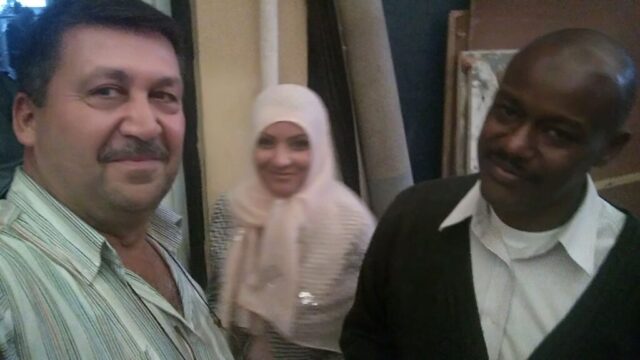 Usta-Çırak Kültürüyle Yoğrulan Bir Eğitim Yolculuğu: Geleneksel el sanatları sadece teknik bir aktarım değil, aynı zamanda kültürel bir paylaşım alanıdır. Fotoğrafta, eğitim programımız sırasında birlikte vakit geçirdiğimiz kursiyerlerimizle beraber bir ustamız görülmektedir. Bu özel an, eğitimin sadece üretimle değil, dostluklarla ve dayanışmayla da güçlendiğini gösteriyor. Atölyemiz, farklı kültürlerden bireyleri bir araya getiren bir sanat buluşma noktasıdır.