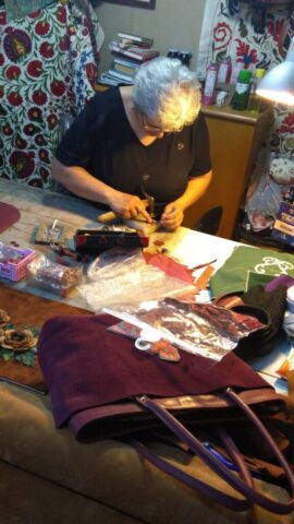 Eğitim atölyemizde, her bir ürün sadece işlenmekle kalmaz; aynı zamanda sabırla yoğrulan bir sanat eserine dönüşür. Görselde, katılımcımız özel deri parçası üzerinde çalışırken; dikkat, estetik ve teknik bilgi aynı anda sürece dahil oluyor. Her detay, geleneksel el sanatlarının çağdaş tasarımla buluştuğu bu benzersiz üretim ortamının bir yansımasıdır.