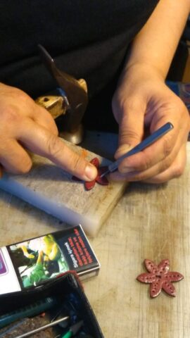 Her çiçek, her motif bir sanatçının ruhunu taşır. Bu karede, deri çiçek figürünün işleniş anını görüyorsunuz. Küçük ama etkileyici detaylar; özel kesim aletleri ve sabırlı el işçiliği ile ortaya çıkıyor. Üretim sürecimizde el aletleri hâlâ en değerli yardımcılarımızdan. Çünkü biz inanıyoruz ki, ruh katılmayan hiçbir ürün gerçek anlamda “özel” olamaz.