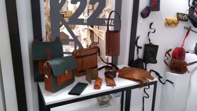 Her detayında ustalığın izlerini taşıyan bu koleksiyon, fonksiyonelliği ve estetiği bir araya getiriyor. Günlük kullanım için tasarlanan çanta ve aksesuarlarımız, el işçiliği ve kaliteli malzeme ile hayat buluyor. Koleksiyonumuz hem geleneksel çizgileri hem de çağdaş tasarım anlayışını yansıtan özgün parçalarla zenginleşiyor.