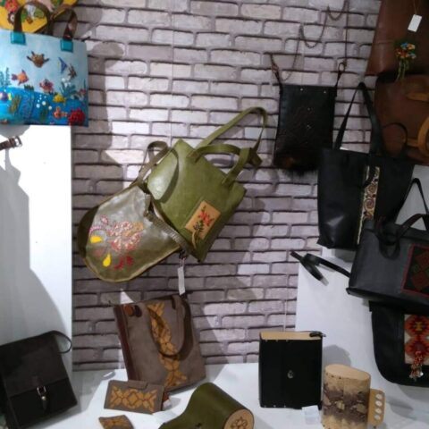 El işçiliğiyle hayat bulan bu çanta koleksiyonu, doğanın renklerinden ve kültürel motiflerden esinlenerek hazırlandı. Her bir parça, özgün bir tasarımı ve zanaatkârın emeğini yansıtır. İster geleneksel dokularla bezenmiş bir sırt çantası, ister modern çizgiler taşıyan zarif bir el çantası arıyor olun, bu koleksiyon sizi özgünlüğün ve estetiğin buluştuğu noktaya davet ediyor.