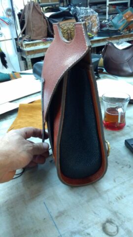 Her detayında emeğin izini taşıyan el yapımı çantalarımız; bir tasarımın, ustalıkla hayata geçme sürecini gözler önüne seriyor. Kaliteli deri malzeme, geleneksel tekniklerle bir araya geliyor; özgün, dayanıklı ve zamansız parçalar ortaya çıkıyor. Siz sadece bir çanta değil, aynı zamanda emeğin, kültürün ve tasarımın buluştuğu bir hikâye taşıyorsunuz.