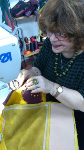 Çantalarımızın her biri, usta ellerin sabırla ve incelikle işlediği özel parçalarla hayat bulur. Kullanılan her dikiş, her renk seçimi ve her detay, sadece bir ürün değil; bir emeğin, kültürün ve estetiğin ifadesidir. Atölyemizde geleneksel teknikler çağdaş tasarımla buluşur, ortaya hem fonksiyonel hem de ruh taşıyan tasarımlar çıkar.