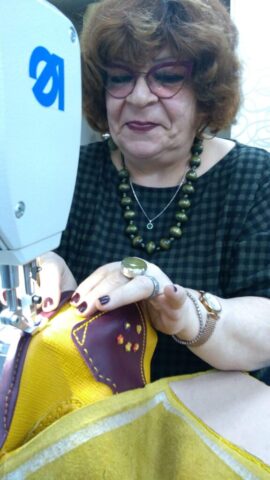 Sadece bir çanta değil; bilgi, emek ve sevgiyle şekillenen bir hikâye... Eğitim sürecimizde her katılımcı, kendi sanatını üretmeye doğru bir yolculuğa çıkar. Makinenin başındaki bu ustalık anı, zanaatin gücünü anlatan en güzel karelerden biri.