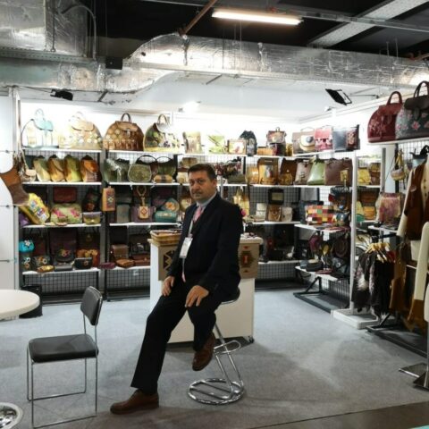 Zanaat yolculuğumuz, fuarlarla daha geniş kitlelere ulaşıyor. Her biri el emeği, göz nuru olan çantalarımız; tasarım ve işçiliğin birleştiği birer sanat eseri. Fuarda yerimizi alırken sadece ürünlerimizi değil, yılların birikimini ve ustalığımızı da sergiliyoruz. Standımızdan bir kare: Emek, özen ve ustalık bir arada.