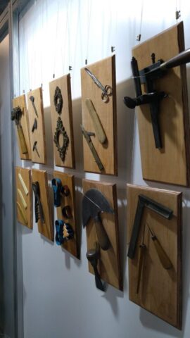 İSMEK Fuarı standımızda yer alan bu özel köşe, geçmişin ustalıklarını geleceğe taşıyor. Deri zanaatkârlığında kullanılan geleneksel el aletleri, sadece bir üretim aracı değil; aynı zamanda el emeğinin ve sabrın sembolüdür. Bu araçlar, ustaların elinde birer sanata dönüşen sürecin sessiz tanıklarıdır.