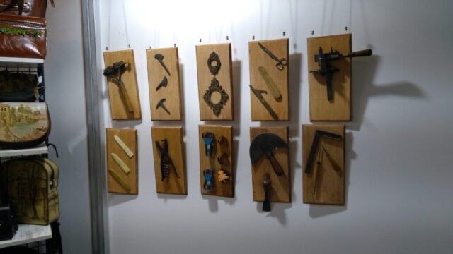 İSMEK Fuarı standımızda sergilediğimiz bu özel pano, deri sanatında yüzyıllardır kullanılan el aletlerini tanıtıyor. Her biri farklı bir işlev üstlenen bu araçlar, el emeğinin, ustalığın ve sabrın izlerini taşır.