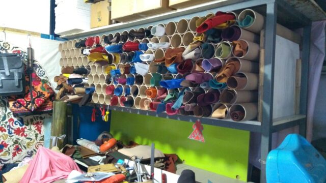 Atölyemizde kullandığımız tüm deriler, doğal ve kaliteli malzemelerden özenle seçilir. Her biri farklı bir tasarımın ve el emeğinin temelini oluşturur.