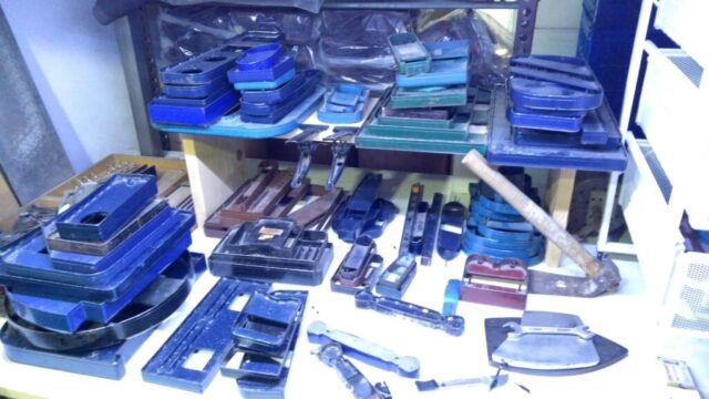 Deri işçiliğinde hassasiyetin ve sürekliliğin en önemli yardımcısı: kalıplar. Bu karede, atölyemizde yıllar içinde biriktirilmiş farklı ölçü ve formdaki metal kalıplar yer alıyor. Her biri, belirli bir çanta modeline veya deri ürüne özel olarak tasarlanmış ve defalarca kullanılarak ustalıkla şekil verilmiş parçaların temelini oluşturur.