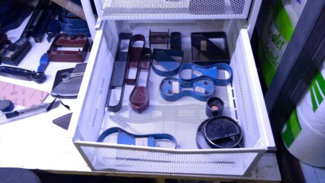 Atölyemizde her detay önemlidir; çünkü bir çantanın kalitesi, sadece ana hatlarıyla değil, tamamlayıcı parçalarıyla da belirlenir. Burada sergilenen düzen, üretim disiplinimizin ve işimize duyduğumuz saygının bir göstergesidir. Her kalıp, tasarım sürecinin bir kilometre taşıdır.