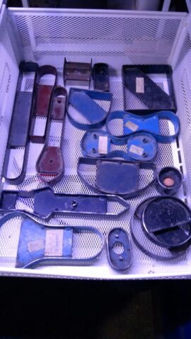 Bu çekmecede yer alan metal kalıplar, ustalarımızın elinde biçim kazanacak ürünlerin sessiz mimarlarıdır. Her biri, özgün tasarımların tekrar edilebilirliğini sağlamak ve üretimde kusursuzluğu yakalamak için özel olarak hazırlanmıştır.