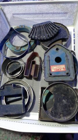 Deriye şekil vermek, sadece bir kesim işlemi değil; aynı zamanda bir form yaratma sürecidir. Bu kalıplar sayesinde, hem estetik hem de işlevsel parçalar elde ederiz. Üretim sürecinin görünmeyen kahramanları olan bu detaylar, nihai ürünün kalitesini ve kimliğini belirler.